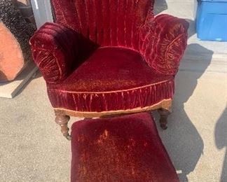 1800's Register and bid online            
 http://missdonnas.hibid.com 