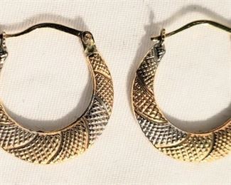 10 K Gold                                                                                      Register and bid online            
 http://missdonnas.hibid.com 