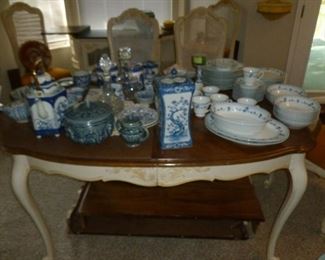 DR table w/2 leaves & 6 chairs