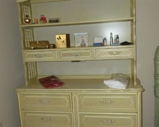 Matching dresser w/hutch