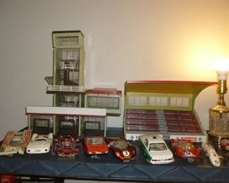Vintage slot car set w/track, buildings & cars