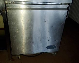 Entree Refrigerator UR27