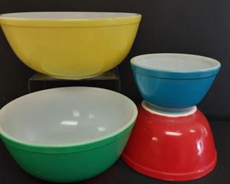 Pyrex mixing bowl set in primary colors