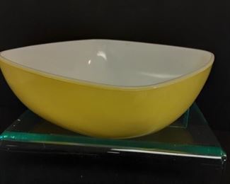 Vtg PYREX 2.5 QT. square bright yellow ovenware bowl