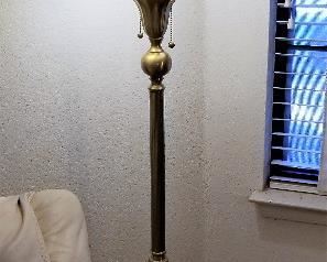 Floor lamp with 2 pulls.