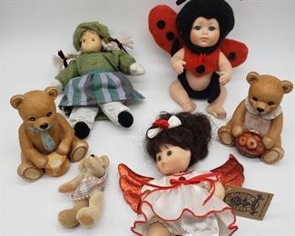 Assorted small dolls with 2 teddy bear figurines