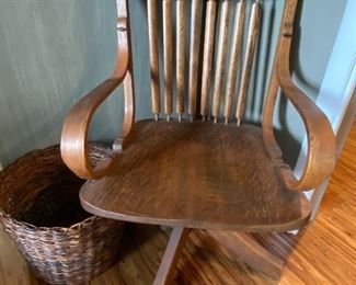 Old Oak Desk Chair (Swivels)