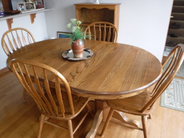 Oak dining table with 2 leaves and 4 chairs