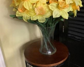 Daffodil Stem Clusters $2 Each   Accent Table $15