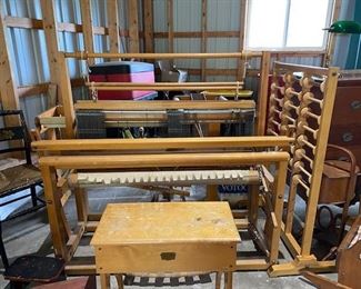 Beautiful loom - in working order