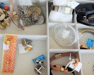 Small collection of jewelry