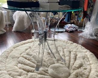 Round Alpaca Rug with Oyster Motif  4’