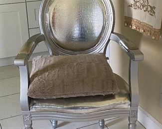 Silver Accent Chair, Decorative Towels
