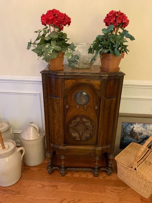 ANTIQUE 1930'S CONSOLE AM RADIO