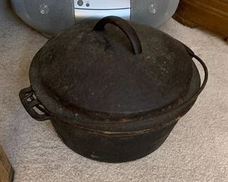 CAST IRON POT WITH LID AND HANDLE