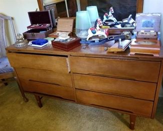 Stanley mid century dresser w mirror