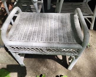 $25.00, 2 side handle Wicker bench , vg condition
