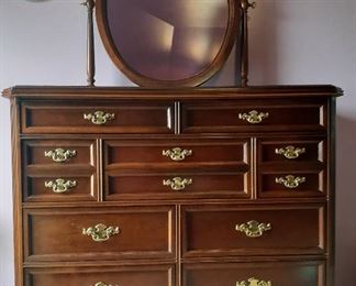 Dresser detail, 5-Piece Queen Broyhill bedroom set