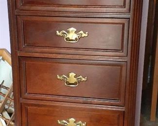 Chest of drawers detail, 5-Piece Queen Broyhill bedroom set