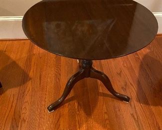 29" round diameter mahogany pedestal table with fantastic patina like new