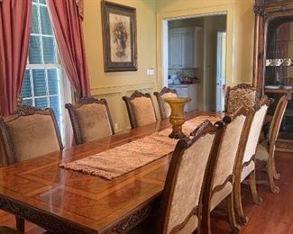 Lovely large Henredon Italian style dining table and 10 attractive dining chairs. The inlay pattern on table is stunning. 