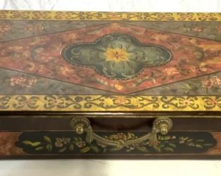 CASTILIAN IMPORTS Footed Lacquerware Keepsake Box

