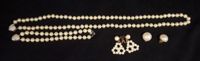 1286	LOT OF FAUX PEARL JEWELRY LOT INCLUDES A NECKLACE & BRACELET W/ MATCHING PENDANTS & TWO PAIRS OF EARRINGS, ONE PAIR IS SIGNED MARVELLA, THE OTHER IS SIGNED JOMAZ
