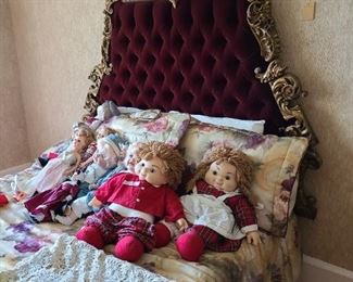 41.) Italian or French tufted head board, gilt frame with heavy use of carving and applied figures. Circa 1900. a full sized bed frame.