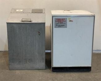 Located in: Chattanooga, TN
Refrigerator And Aluminum Waste Bin
Hazardous Refrigerator
24"W x 24-1/4"D x 35"H
Trash Bin:
22-1/2"W x 18-1/8"D x 36"H
**Sold As Is Where Is**

SKU: D-2-B
Does Not Work