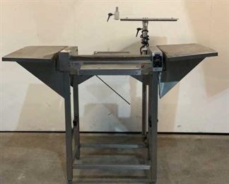 Located in: Chattanooga, TN
MFG Hobart
Model HWS-4
Ser# 05-1078302
Power (V-A-W-P) V-120, Hz - 60, A - 8.5, W - 1050
Deli Wrap Station
Size (WDH) 52 3/4"W X 36"D X 48"H
Single Phase
*Sold As Is Where Is*

SKU: A-3
Tested - Works