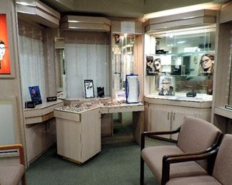 DISPLAY FIXTURES AND CASES