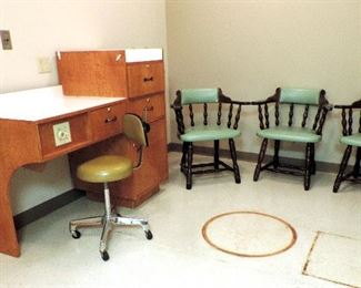 WORKSTATION AND ROLLING STOOL