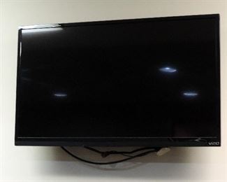 VIZIO FLAT SCREEN TV WITH WALL MOUNT