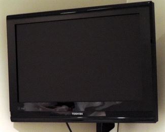 TOSHIBA TV WITH WALL MOUNT