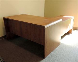 CORNER DESK IN BLONDE WOOD