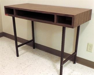 TABLE WITH METAL LEGS