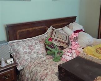 Standard size headboard and bedding