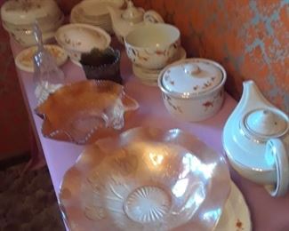 Autumn leaf bowls, casseroles, iris pattern Depression glass