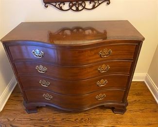 Lot# 44  $650.00  Baker "Historic Charleston" mahogany serpentine chest                 33"h x 42"w x 20"d