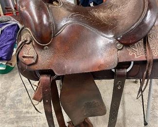 Circle "Y" heavy duty 16" roping saddle, well love in good condition, Cinch included