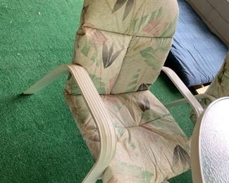 #34	Sunbeam Aluminum Round Table w/4 chairs   48x28	 $100.00 
