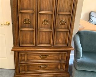 #65	Bachelors Chest w/2 doors w/2 drawers - Broyhill  39Wx19Dx61T	 $125.00 
