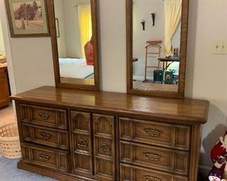#66	9 drawer Broyhill Dresser w/Mirror  72Wx20Dx32T  Mirror  22Wx52	 $125.00 

