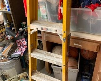 #116	Louisville Fiberglass 4 ft Ladder	 $40.00 
