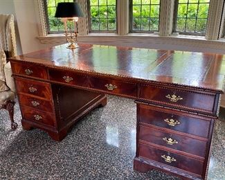 HANDSOME VINTAGE  LARGE ENGLISH MAHAGONY EXECUTIVE DESK WITH LEATHER TOP