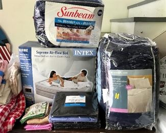Intel  inflatable mattress, sheets & comforter 
