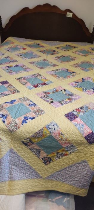 DBR344 Yellow With Squares Quilt And Luggage Stand