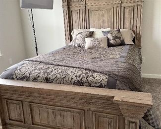 Gorgeous Queen bed & new mattress
