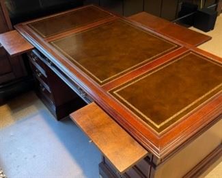 Sligh Lowry Furniture Leather Top Executive Desk in Good Condition
