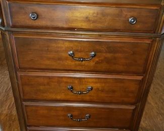 BEAUTIFUL CHEST OF DRAWERS